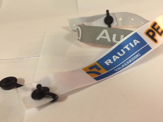 Bracelet en satin avec bouton pression